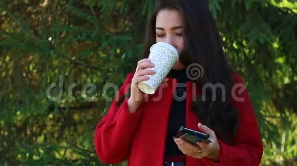 女孩喝咖啡通过智能手机重写视频的预览图