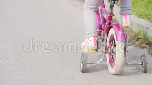 在柏油路骑自行车的孩子视频的预览图