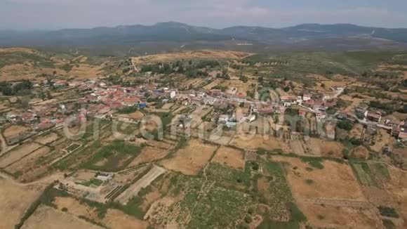 走近背景有山的小村庄视频的预览图
