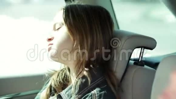 兄弟姐妹在汽车后座睡觉而家人旅行视频的预览图