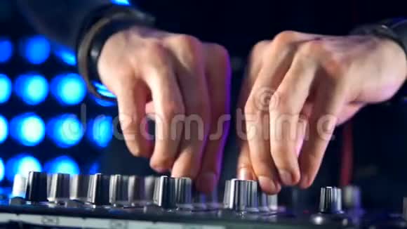 DJ设备被用来播放音乐视频的预览图