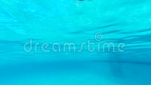 池中纯蓝色的水光线反射从水下看空蓝色游泳池视频的预览图