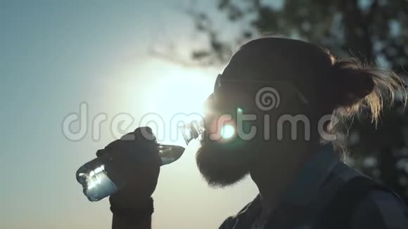 人在阳光下饮水视频的预览图