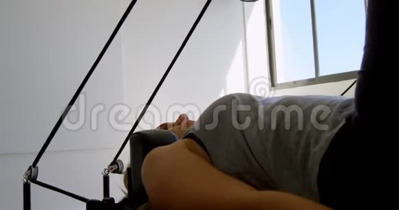 女子在赛艇机上做阻力带运动视频的预览图