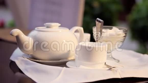 一个茶杯一个茶壶和一个糖碗视频的预览图