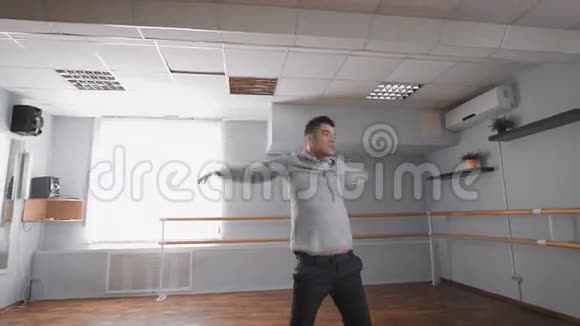男人在舞蹈室跳舞舞蹈动作排练舞蹈室的空调手的移动视频的预览图