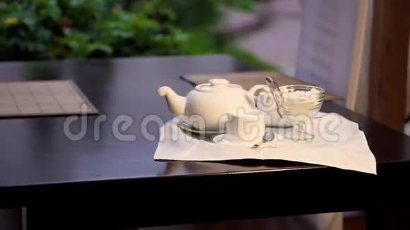 一个茶杯一个茶壶和一个糖碗视频的预览图