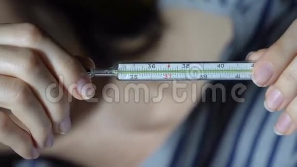 生病的年轻女子手里拿着体温计视频的预览图