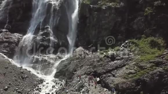 特写肆虐的高山瀑布大瀑布在山上流动的鸟瞰图美丽的风景视频的预览图
