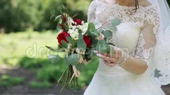 新娘带着美丽的婚礼花束视频的预览图