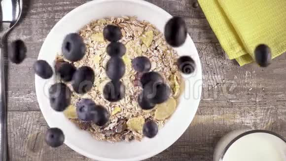 提供带牛奶蜂蜜和浆果的慢速早餐视频的预览图