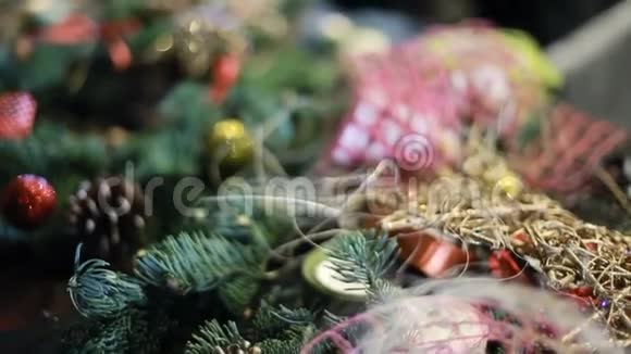 手工制作的圣诞树装饰品视频的预览图