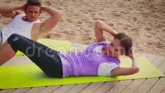 情侣在海滩上做运动视频的预览图