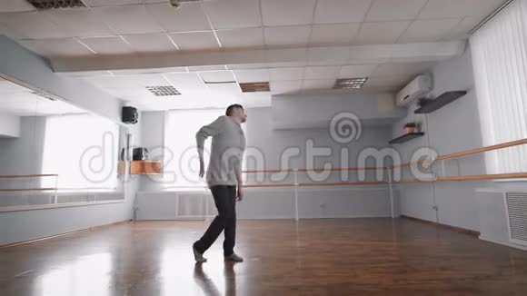 排练厅穿着便装的舞者排练他从事舞蹈的基本动作舞蹈视频的预览图