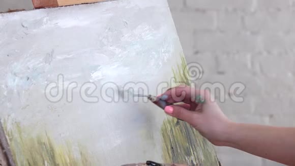 艺术家用抹刀在画布上涂油漆视频的预览图