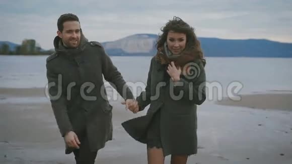 在码头拍照恋爱中的情侣在水边的沙滩上散步他们被拍照了他们想留下来视频的预览图