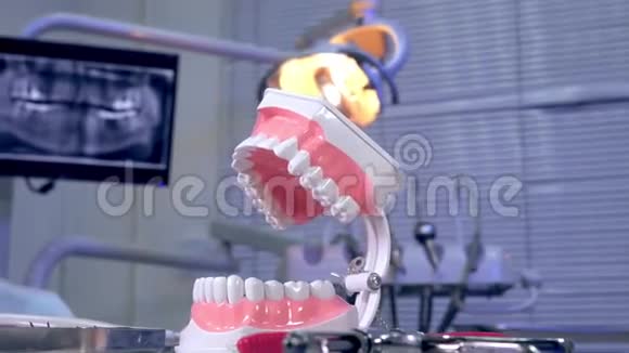 背景X光下颌骨和牙科工具模型视频的预览图