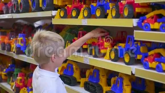 一个在玩具店里看车的孩子视频的预览图
