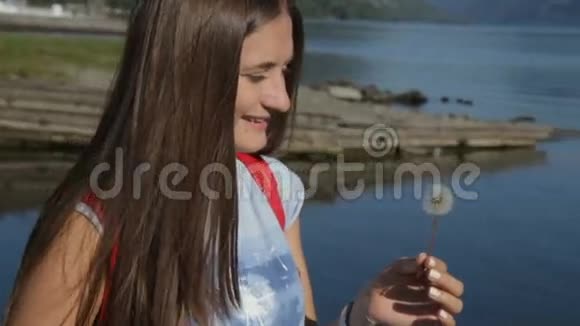 年轻女子吹蒲公英视频的预览图