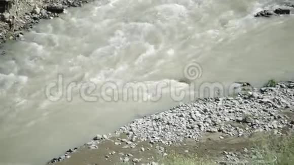 城市地区污染的河流和肮脏的下水道视频的预览图