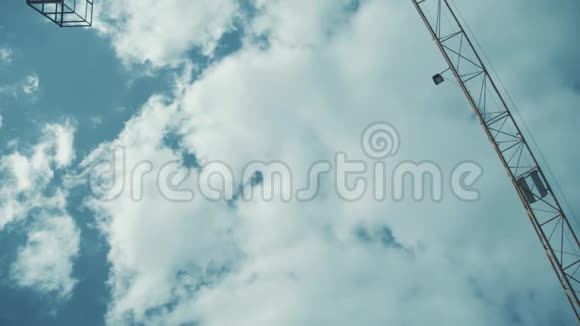 夏季天空中的云幕建筑起重机视频的预览图