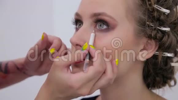 专业化妆师用莱茵石做创意化妆视频的预览图