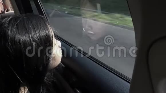 小女孩透过车窗视频的预览图