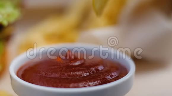 炸薯条酱薯条蘸番茄酱快餐视频的预览图