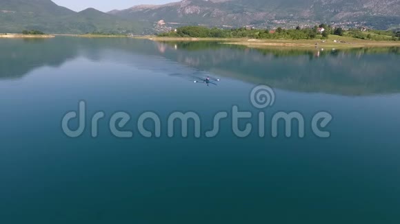 湖上划船的鸟瞰图视频的预览图