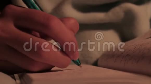 女人在日记笔记本上涂鸦视频的预览图