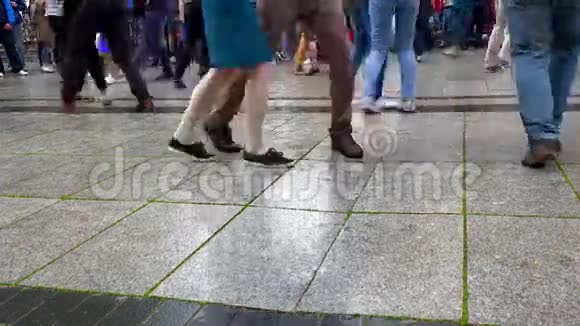 街头舞者双腿在街头音乐日表演林迪跳舞视频的预览图
