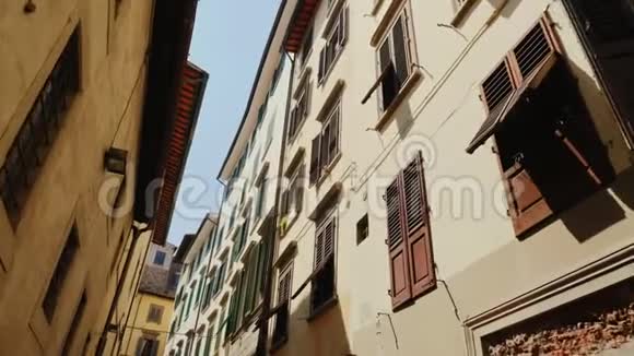 stadicam拍摄地佛罗伦萨历史上有老房子的原始狭窄街道视频的预览图
