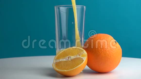 橙汁和橘子片视频的预览图