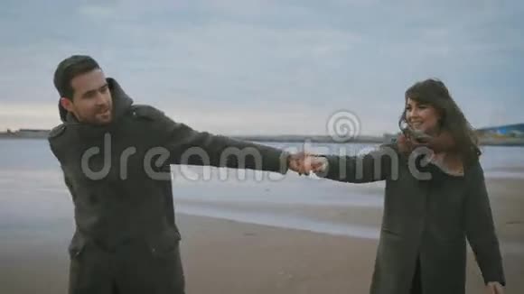 天气晴朗心情好一对相爱的夫妇正沿着沙滩上的水奔跑他们相爱幸福男子视频的预览图