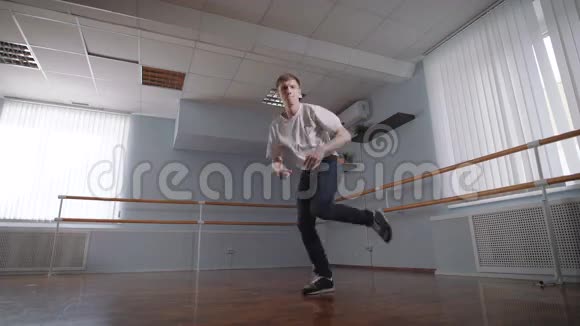 舞蹈学校的年轻学生在教室里跳舞他在舞厅里表演现代嘻哈舞美丽的男人视频的预览图