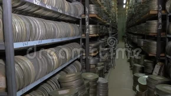 有大量录像带的大型电影档案视频的预览图