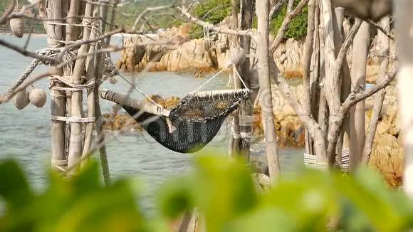 靠近浪漫舒适的空吊床背景是热带海洋去天堂度假去海边旅行视频的预览图