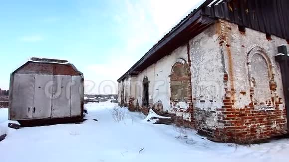 村里一座废弃的旧教堂视频的预览图