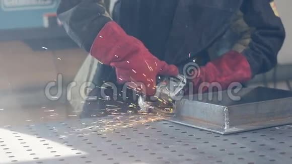 工人使用磨床戴红色防护手套火花慢动作视频的预览图