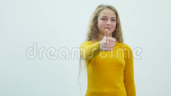 女孩在白色背景上竖起大拇指视频的预览图