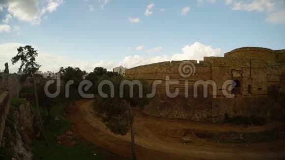 桥和土路法马古斯塔中世纪堡垒的深护城河中的高墙视频的预览图