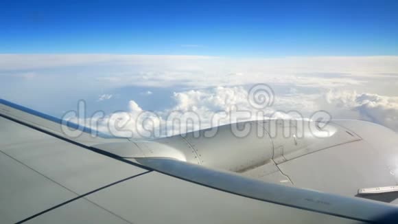 云层笼罩着窗户的空气视频的预览图