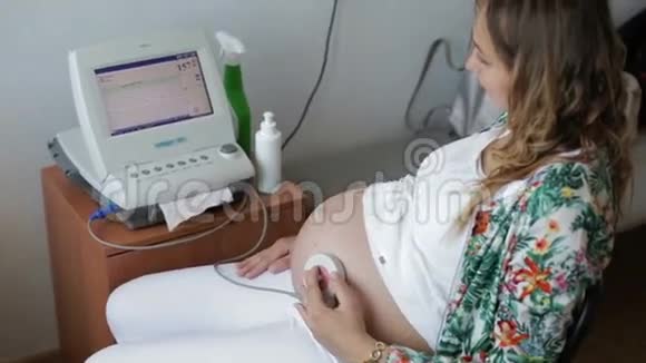 妇女在胎儿心脏监测期间检查视频的预览图