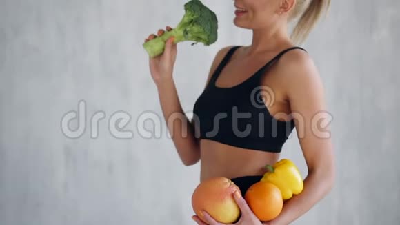 幸福的女人拿着新鲜的水果和蔬菜视频的预览图
