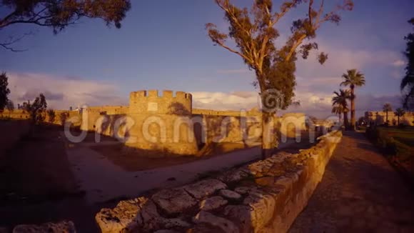 一座中世纪堡垒和一座被毁的基督教罗马神庙的墙壁视频的预览图