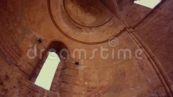 一个基督教马赛克在一个废弃的圆顶东正教寺庙从下面视频的预览图