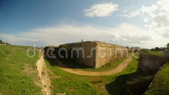 法马古斯塔中世纪古要塞城墙的角度和深护城河视频的预览图