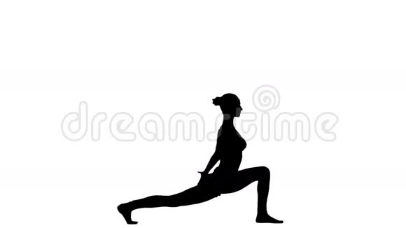 健康的女人练习瑜伽白色的慢动作剪影视频的预览图