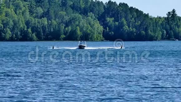 在美丽的北明尼苏达湖上打喷嚏和快艇视频的预览图