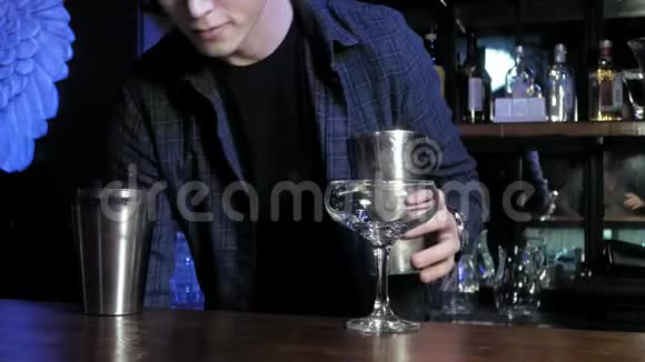 在酒吧做一杯含酒精的鸡尾酒视频的预览图